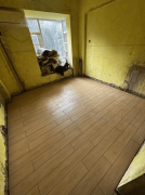 是家中祖孙三代挤正在两居室里的狭隘光阴——